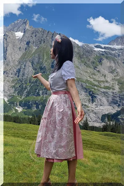 Seitenansicht Dirndl Mila – klassische Trachtenmode für Damen