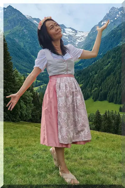 Detailansicht Stoff und Muster des Dirndl Mila Trachtenkleids