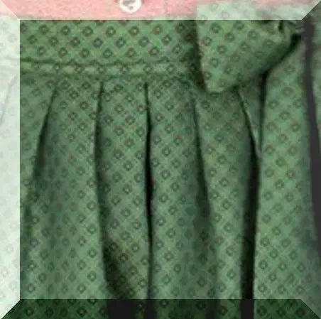 Detailansicht Stoff Schürze und Spitzen-Details des Dirndl Selena