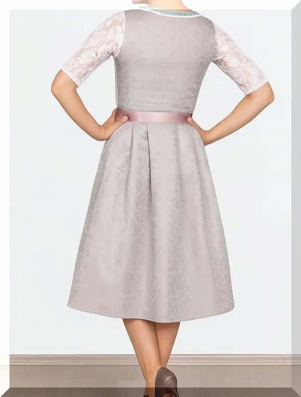 Dirndl Aurelie mit taillierter Passform und bestickten Details