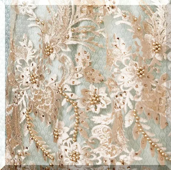 Detailansicht Stoff und Muster des Dirndls Maite von Krüger