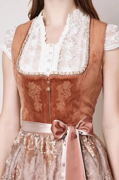 Dirndl Otilie – Trachtenmode mit funkelnden Akzenten