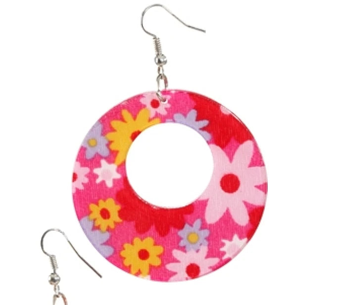 Detailaufnahme neonfarbene Hippie Ohrringe – Retro Party Look